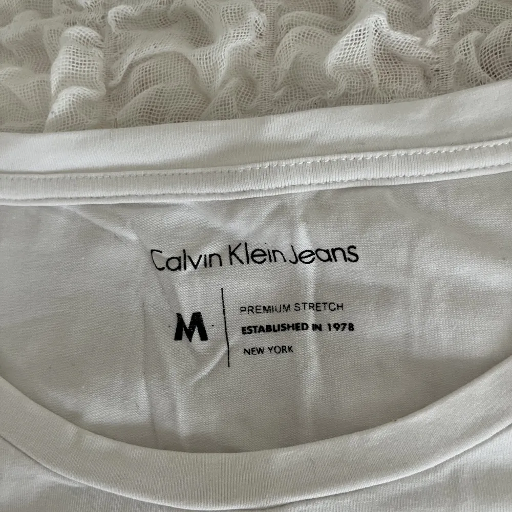Skitcool stilren Calvin Klein tshirt som tyvärr inte kommit till användning, toppskick! Fri frakt 🥰🫶. T-shirts.