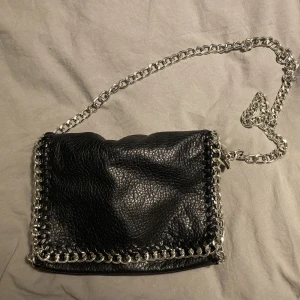 tiamo väska - TIAMO Priscilla väska, nypris 550kr🤍 Säljer denna fina axelremsväska som jag köpte för några år sedan på scorett, skriv för mer information eller intresse för köp!🤍inga defekter och använt fåtal gånger 