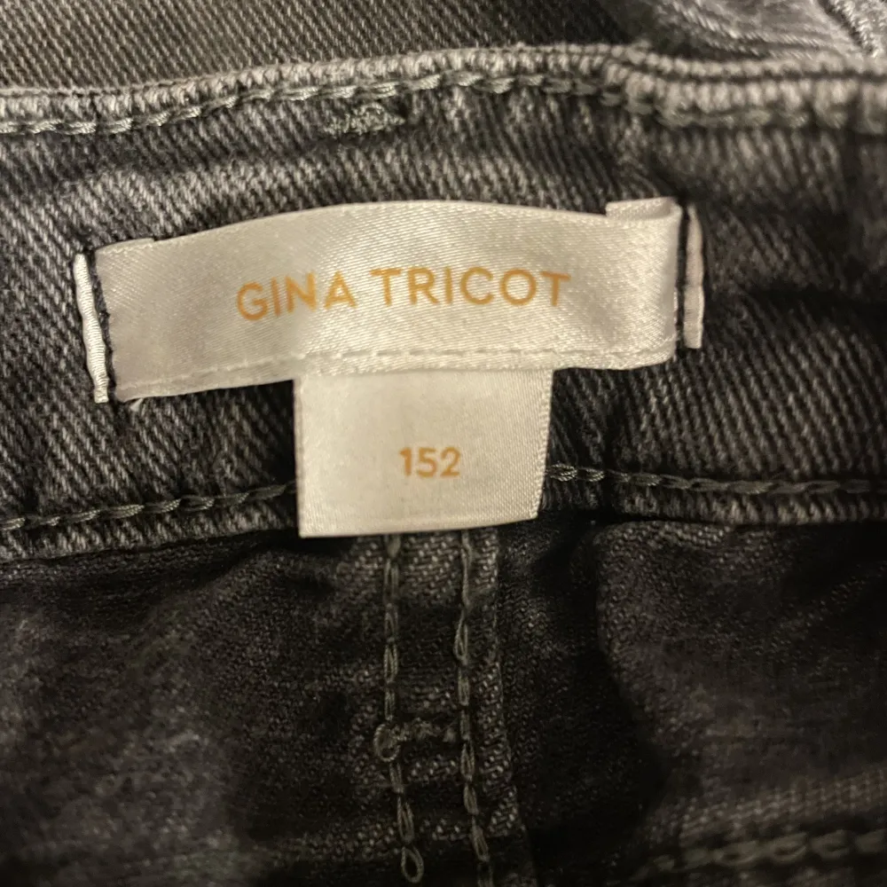Svarta boutcut jeans från gina tricot! Andvända ganska få ggr. Köpt på kids brand store🫶🏻 Str 152. Jeans & Byxor.