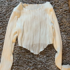 Vit topp - Super fin vit fest topp💕💕använd nån enstaka gång så skicket är som nytt! Storlek S💖 150kr ink frakt 