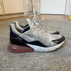 Säljer mina Nike air Max 270 i storlek 40,5. Lådan medföljer givetvis. Sparsamt använda och är vattentäta till viss mån. Super sköna verkligen 