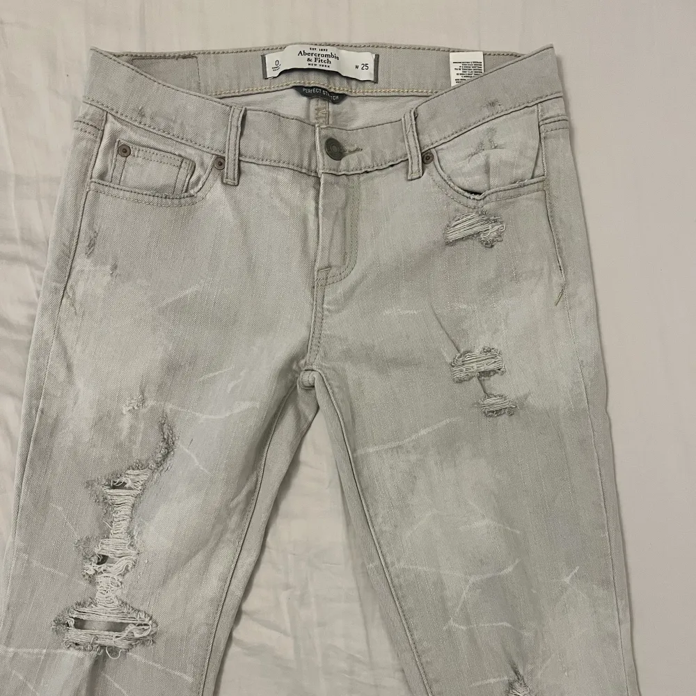 Ljusgråa lågmidjade jeans i toppenskick! Strl 25. Märket Abercrombie & fitch (New York). Stretchiga i materialet. Jeans & Byxor.