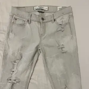 Ljusgråa lågmidjade jeans i toppenskick! Strl 25. Märket Abercrombie & fitch (New York). Stretchiga i materialet