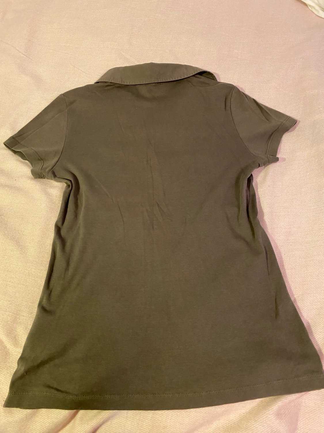 Olivfärgad pikétröja  - 90