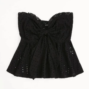 Svart topp - Svart bandeau/ tuptop med rosett/ knyte där fram samt volang. Jäättefin men tyvärr knappt använd så i nyskick, helt slutsåld<3