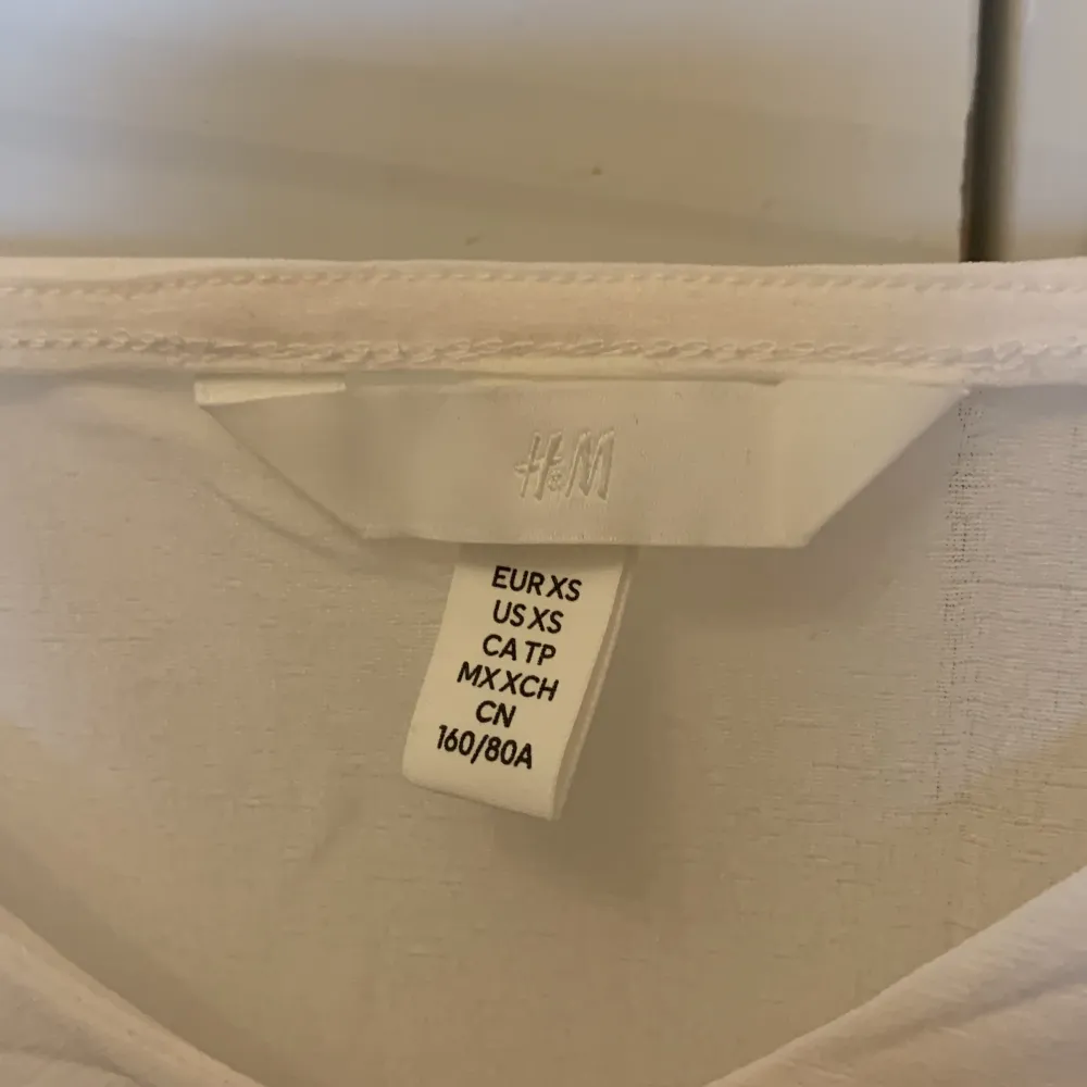 Ett helt oanvänt vitt linne som är i väldigt tunt material med volanger❤️. Toppar.