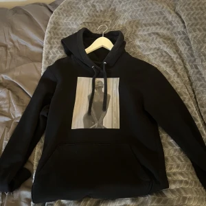 The color elephant HOODIE - Säljer min fina fina hoodie från the color elephant💖 Hoodien är sparsamt använd och super skön! Storlek S.. 250kr💗