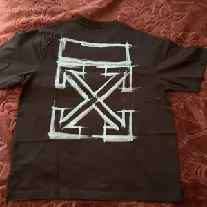 Off white t shirt storlek L