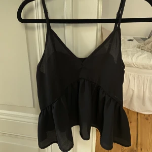 Volanglinne - Säljer mitt superfina linne med volang nertill. Axelbanden är justerbara! 🫶🏼 KÖPAREN STÅR FÖR FRAKT! 