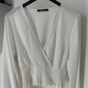 Vit blus  - Fin vit blus, som tyvärr inte kommer till användning.