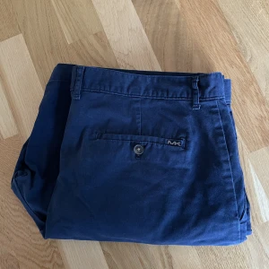 Michael Kors chinosshorts - Michael Kors chinosshorts •Storlek 38 #herr  •Knappt använda shorts i nyskick •Butikpris: 1000 kr. Säljer för 430 kr •Tvättade 🚫Djurfritt och rökfritt hem 📍Kan mötes upp i Mölnlycke 📬Kan skickas mot fraktkostnad