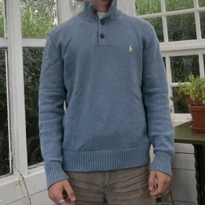 Ralp lauren tröja - Tjena! Säljer min fina ralph lauren tröja. Den är 8/10 i skick. Hör av dig vid minsta lilla fundering!