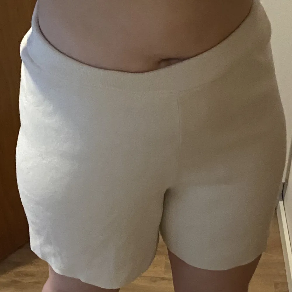 Ett par supersköna vita shorts som tyvärr aldrig andvänds🤍 klippt bort lappen så storlek är lite oklart men skulle säga ungefär M/L. Shorts.