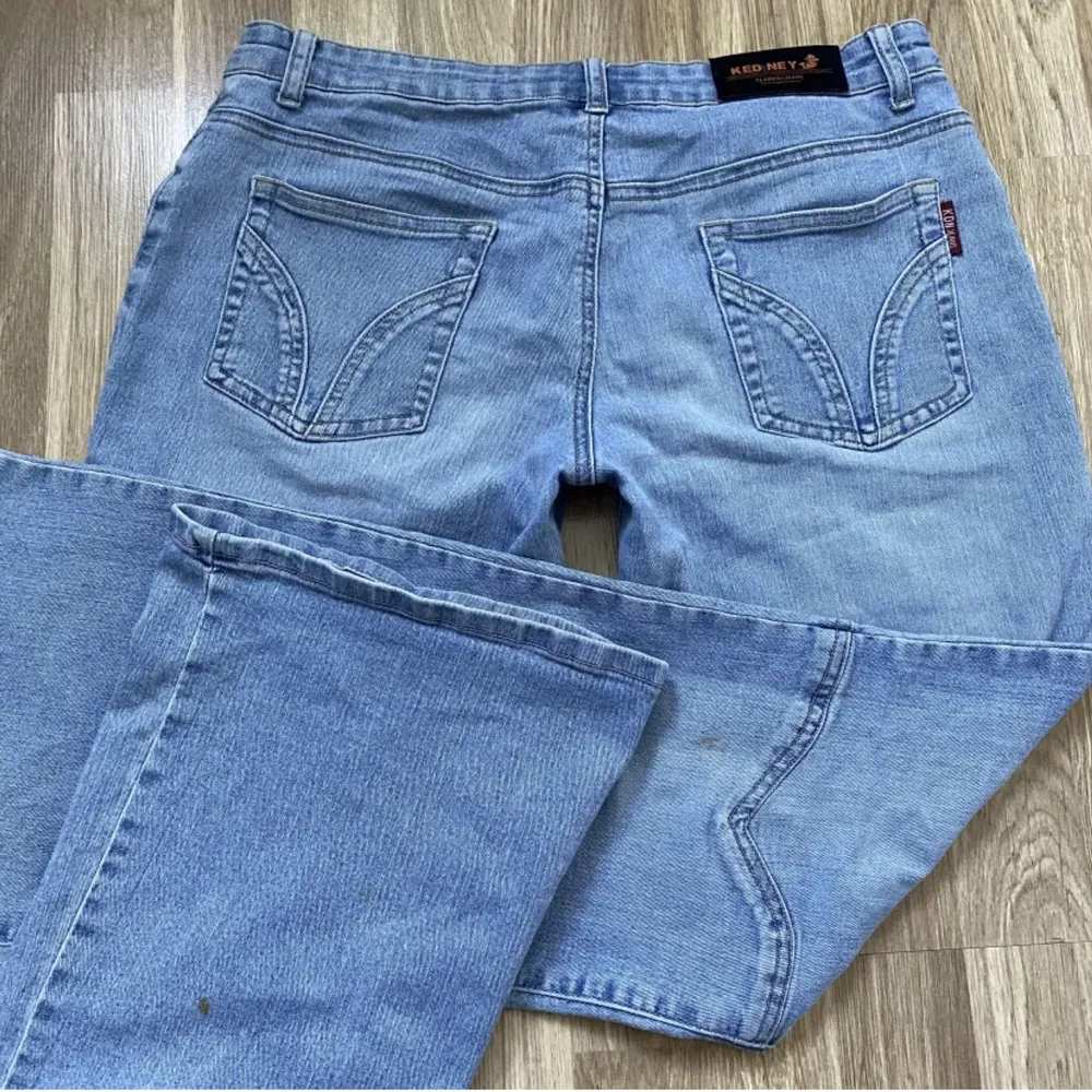 Säljer dessa unika jeans. Midjemått: 85cm, innerbenslängd: 80 cm. Passar bra i längden på mig som är 169cm.💞 Lånade bilder från förra ägaren. Har en liten fläck som syns på bild tre, vilket man inte ser tydligt irl💞. Jeans & Byxor.