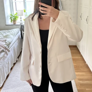 Beige kavaj - Använd men i bra skick (förutom liten missfärgning på ena fickan och en liten fläck på insidan, går säkert bort med rätt medel). Storlek 36 men oversized passform