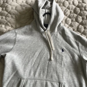 Ralph lauren hoodie - Hej! Säljer nu min väll använda Ralph lauren hoodie i färgen grå i storlek S