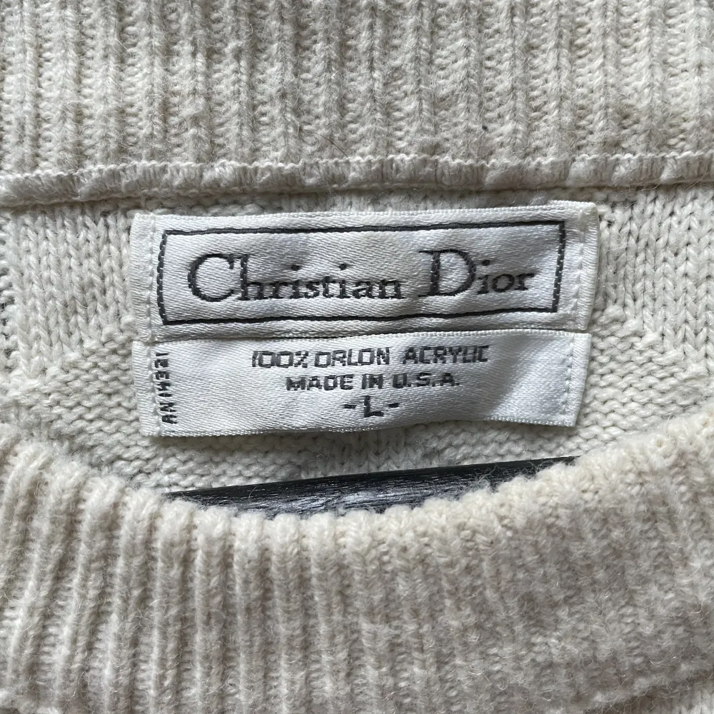 Säljer nu en Dior tröja i färgen vit/beige. Väldigt fint skick och mycket bra material!. Tröjor & Koftor.