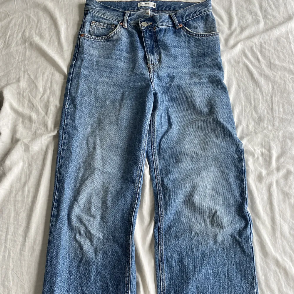 Blåa jeans från Pull & bear med sne knäppning😊 köparen står för frakt . Jeans & Byxor.