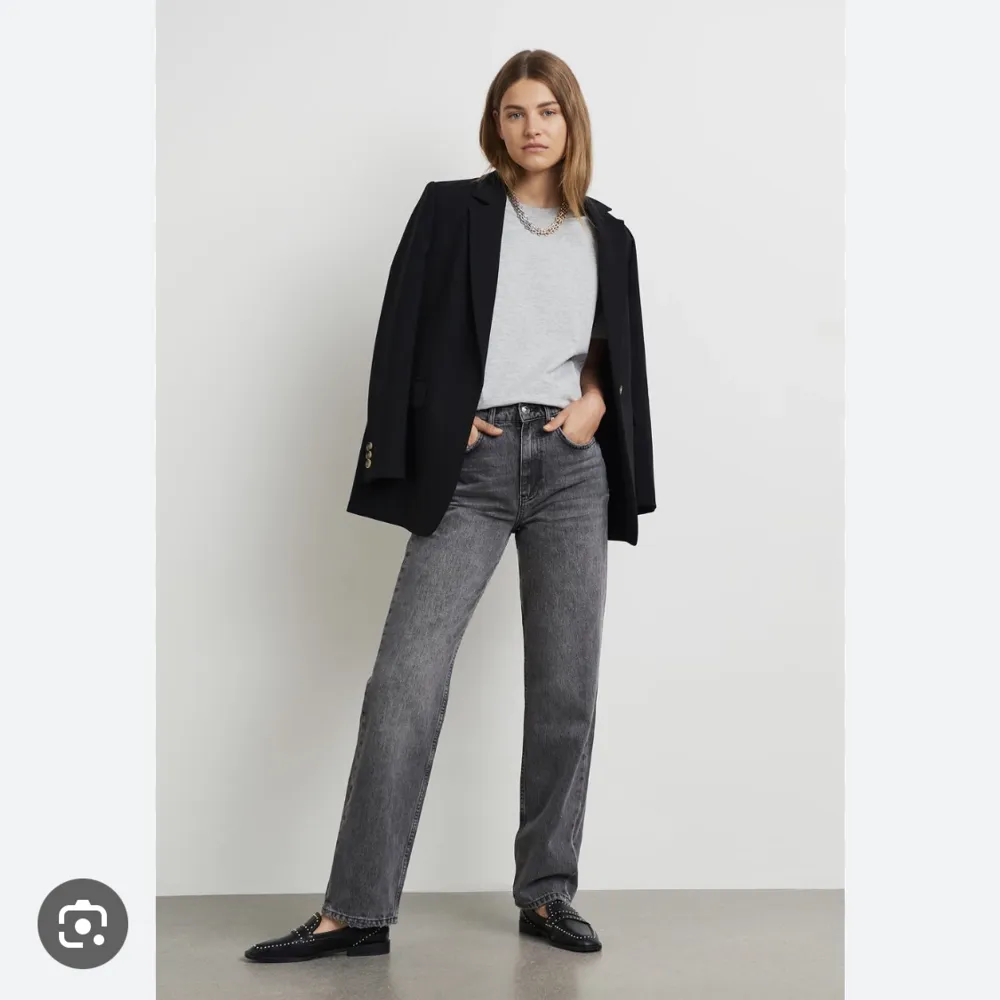 Säljer dessa grå Gina jeans i storlek 32. Dom är andvända ett fåtal gånger då dom var lite för stora💞Köparen står för frakten. Först till kvarn är det som gäller!. Jeans & Byxor.
