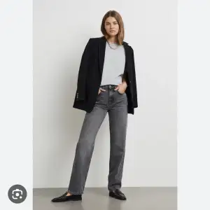 Säljer dessa grå Gina jeans i storlek 32. Dom är andvända ett fåtal gånger då dom var lite för stora💞Köparen står för frakten. Först till kvarn är det som gäller!