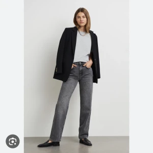 Grå Gina tricot jeans - Säljer dessa grå Gina jeans i storlek 32. Dom är andvända ett fåtal gånger då dom var lite för stora💞Köparen står för frakten. Först till kvarn är det som gäller!