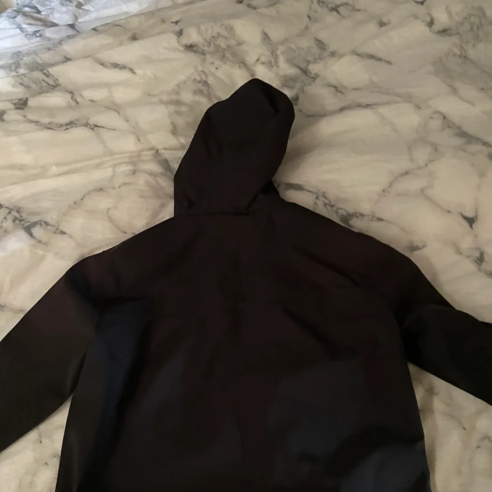 Säljer nu min C.P company Shell-r Google jacket, som är i storlek s har du fler frågor så tveka inte på att kontakta mig! Nypris 4000kr. Takit.