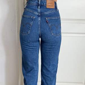 Säljer ett par levi’s jeans i modellen ribcage straight i stl W23 L29. Använda några fåtal gånger men är i väldigt fint skick. Säljes pga att de ej kommer till användning.