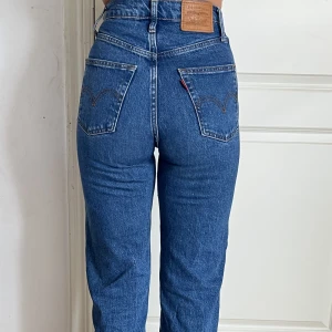 Levi’s jeans W23 L29 - Säljer ett par levi’s jeans i modellen ribcage straight i stl W23 L29. Använda några fåtal gånger men är i väldigt fint skick. Säljes pga att de ej kommer till användning.