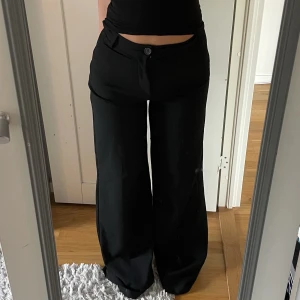Svarta kostymbyxor  - Skitsnygga högmidjade kostymbyxor i storlek XS! Säljer då de är för långa för mig, aldrig använa:) 