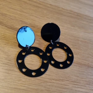 Svarta örhängen retro  - Svarta örhängen i metall, oanvända 