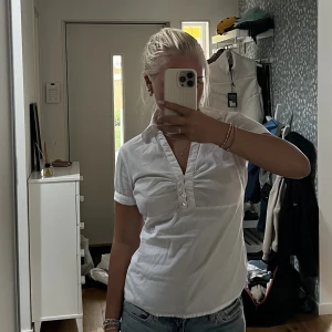 Vit kortärmad skjorta💞 - Snygg skjort t-shirt🤍du står för frakten😜🫶🏼