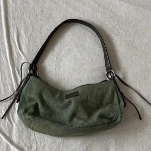 Esprit väska - Jättefin esprit väska i jeans material. Jätte söta detaljer💕inga defekter förutom små märken på sidan som man kan se i bild 2