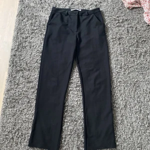 Låga kostymbyxor  - Använda några få gånger, sprättade ner till för att få dom längre så skulle säga att e passar nån som är ca 170