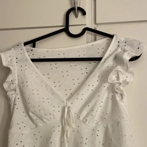 Vit blus - En fin vit blus tröja som är använd i gång,perfekt skick,inget fel på,storlek XS/S, Diskuteras om pris om man vill