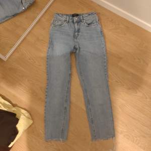 Fina jeans som är jätte tajta på mig som normalt har 34-36 eller S. Bra skick och inte använda så mycket. Kan skicka fler bilder💕