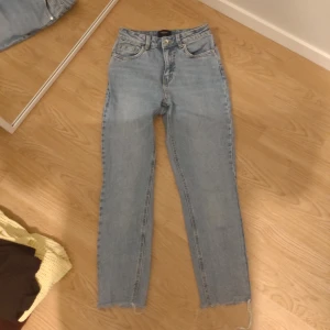 Jeans  - Fina jeans som är jätte tajta på mig som normalt har 34-36 eller S. Bra skick och inte använda så mycket. Kan skicka fler bilder💕