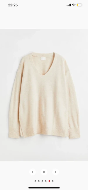 Off white stickad tröja  - Såå skön stickad tröja från HM som inte riktigt kommer till använding längre! Strl XS men skulle säga att den är lite stor i storleken 