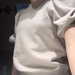 As snygg tröja - Säljer dennna jätte snygga tröjan från Lindex använd en gång, super mysigt material inuti. Storlek xs, kontakta för fler bilder🤍🤍Pris kan diskuteras vid snabbt köp