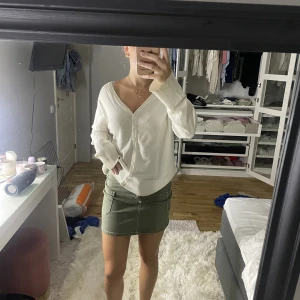 Jeanskjol - Säljer denna jättesnygga jeanskjol för att den inte kommer till användning🤍 Skriv privat för fler frågor💕