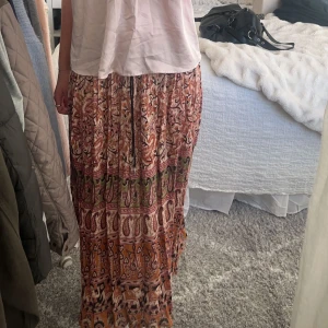 Lång kjol  - Kjol köpt second hand! Vet ej märket, i nyskick! Massa fina detaljer ❤️ storlek S, skriv privat för fler bilder 💘