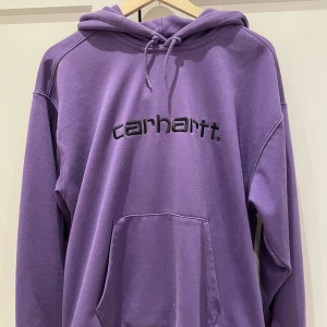 Carhartt hoodie - Lila hoodie från carhartt i fint skick. Passar S-M, skicka gärna prisförslag!