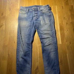 Diesel jeans  - Bra skick, relativt oanvända. De är i storlek W32 och L30 och är ”regular-tapered”. Passar mig bra som är 180 cm. Kosta ca 1000kr nypris 