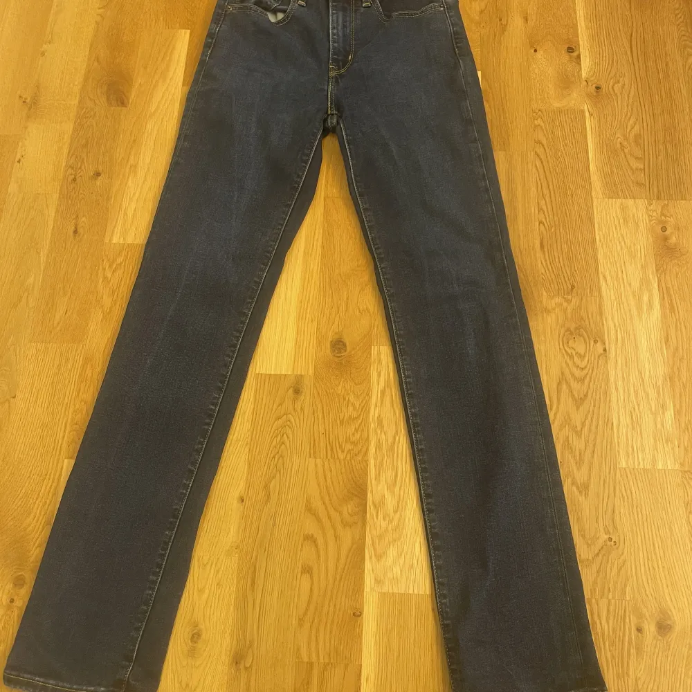 Jag säljer mina Levis jeans mod 724 eftersom att de inte är min stil. Priset kan diskuteras💕💕använda ett fåtal gånger och väldigt bra skick❤️ midjemått 24, längd 30. Jeans & Byxor.