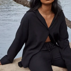 Linneskjorta  - Säljer min linneskjorta i storlek S från Nelly! Köpt för 400 & är i bra skick, inga defekter 