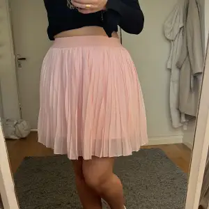 Plisserad kjol från NA-KD. Använd fåtal gånger så i nyskick 🩷