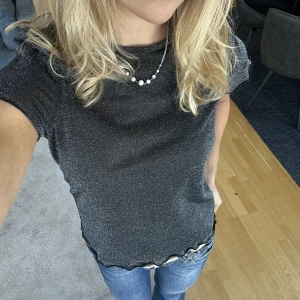Glittrig topp - Glittrig, lite genomskinlig topp! Perfekt till fest💓