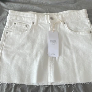 Jeanskjol  - Säljer denna fantastiska jeanskjolen från Gina Tricot💞 Kjolen är oanvänd eftersom den är för liten för mig! Pris kan diskuteras😊