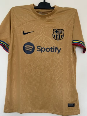 Barcelona away kit 22/23 size M  - Barcelona away kit är Helt ny och är inte använt, köpte den för 2 veckor sedan och säljer den för att den är för stor. Bra kvalitet 