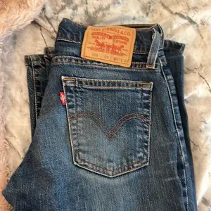 Säljer mina Levis bootcut jeans eftersom den är för små för mig💗