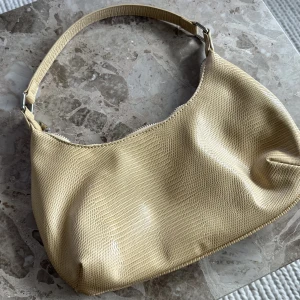 Baguettebag - Fin oanvänd ”baguette” väska i en ljusgul färg💛